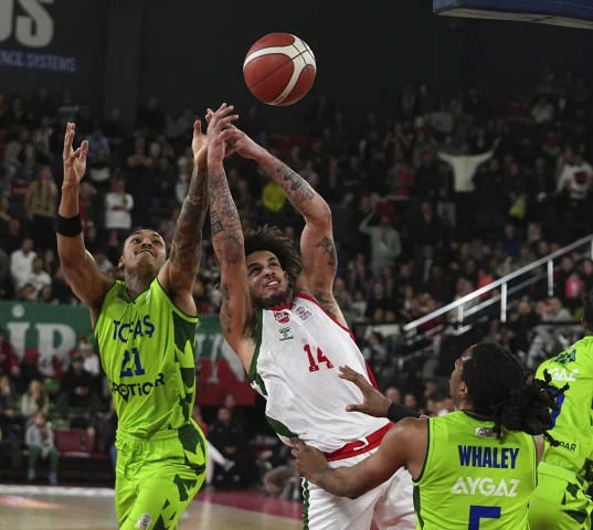 Karşıyaka ve TOFAŞ Arasında Nefes Kesen Basketbol Karşılaşması