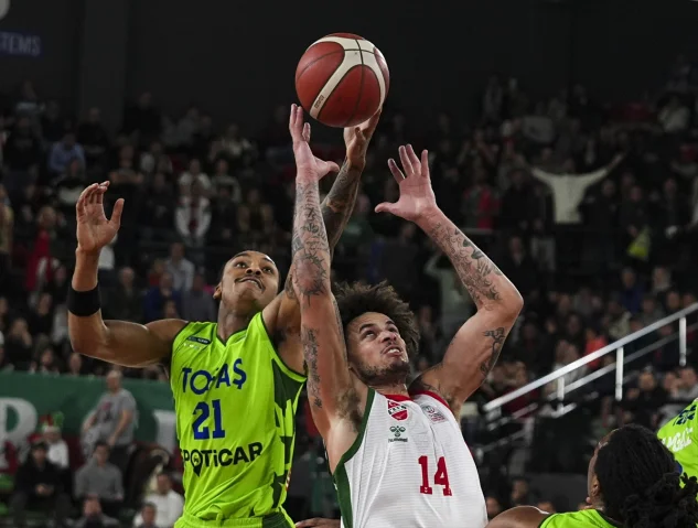 Karşıyaka ve TOFAŞ Arasında Nefes Kesen Basketbol Karşılaşması