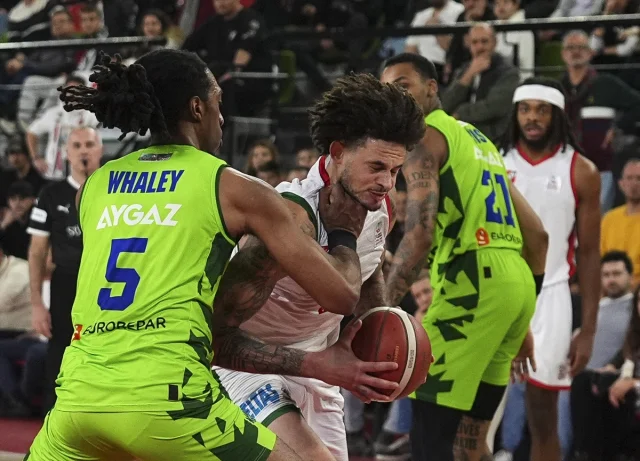 Karşıyaka ve TOFAŞ Arasında Nefes Kesen Basketbol Karşılaşması
