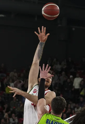 Karşıyaka ve TOFAŞ Arasında Nefes Kesen Basketbol Karşılaşması