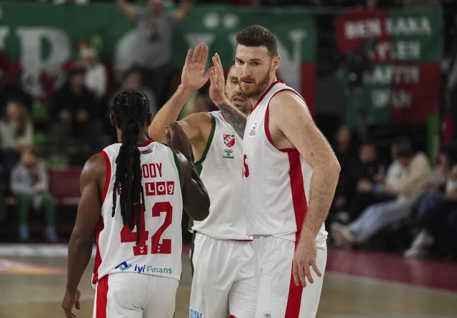 Karşıyaka ve TOFAŞ Arasında Nefes Kesen Basketbol Karşılaşması