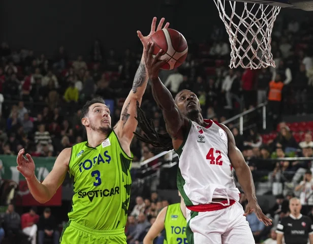 Karşıyaka ve TOFAŞ Arasında Nefes Kesen Basketbol Karşılaşması
