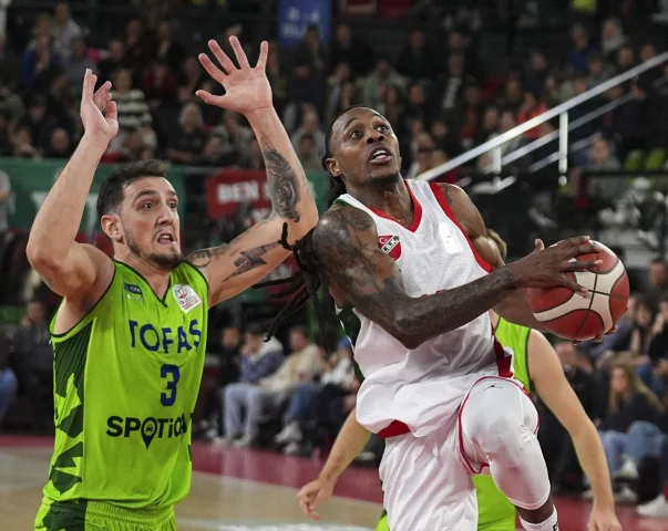 Karşıyaka ve TOFAŞ Arasında Nefes Kesen Basketbol Karşılaşması