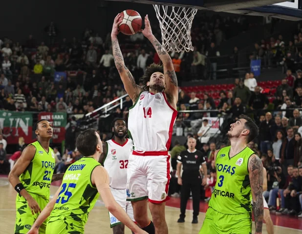 Karşıyaka ve TOFAŞ Arasında Nefes Kesen Basketbol Karşılaşması