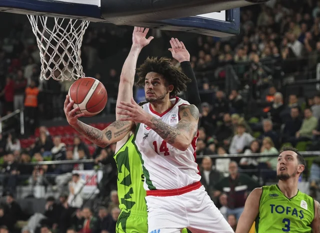 Karşıyaka ve TOFAŞ Arasında Nefes Kesen Basketbol Karşılaşması