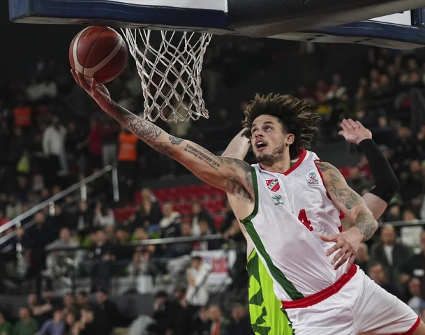 Karşıyaka ve TOFAŞ Arasında Nefes Kesen Basketbol Karşılaşması
