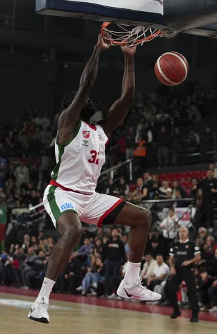 Karşıyaka ve TOFAŞ Arasında Nefes Kesen Basketbol Karşılaşması