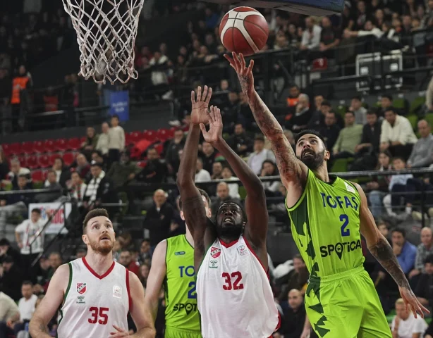 Karşıyaka ve TOFAŞ Arasında Nefes Kesen Basketbol Karşılaşması