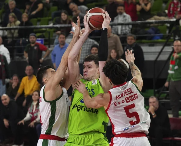 Karşıyaka ve TOFAŞ Arasında Nefes Kesen Basketbol Karşılaşması