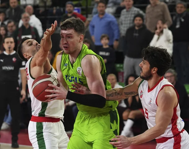 Karşıyaka ve TOFAŞ Arasında Nefes Kesen Basketbol Karşılaşması