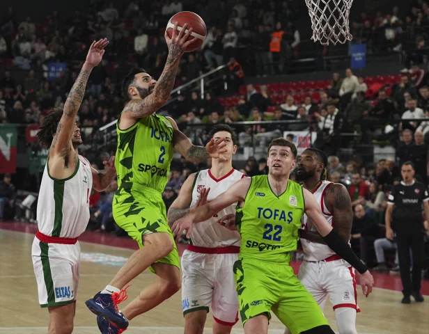 Karşıyaka ve TOFAŞ Arasında Nefes Kesen Basketbol Karşılaşması
