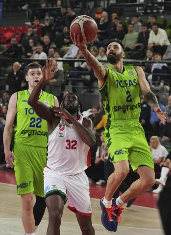 Karşıyaka ve TOFAŞ Arasında Nefes Kesen Basketbol Karşılaşması