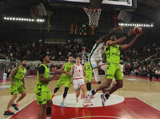 Karşıyaka ve TOFAŞ Arasında Nefes Kesen Basketbol Karşılaşması