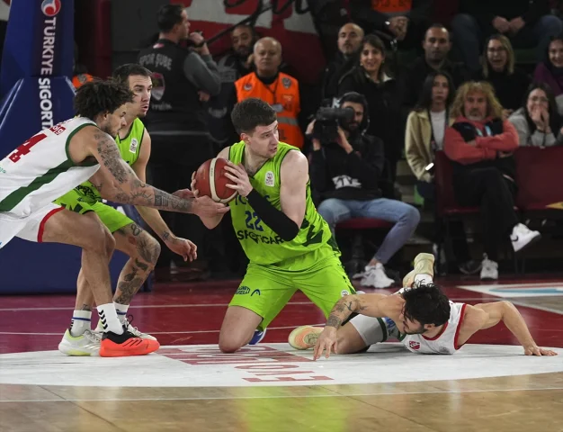 Karşıyaka ve TOFAŞ Arasında Nefes Kesen Basketbol Karşılaşması