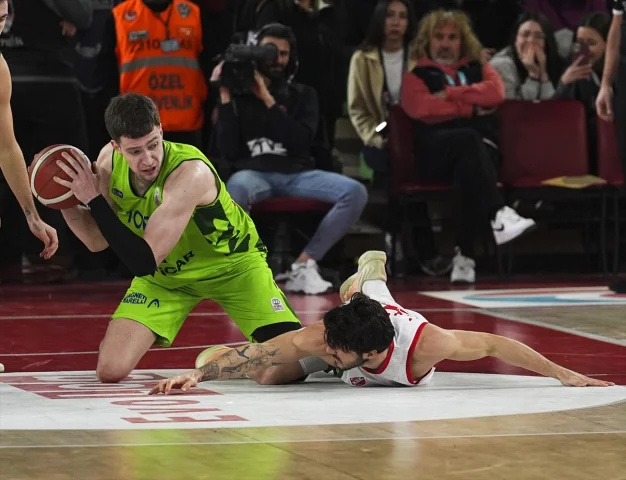 Karşıyaka ve TOFAŞ Arasında Nefes Kesen Basketbol Karşılaşması
