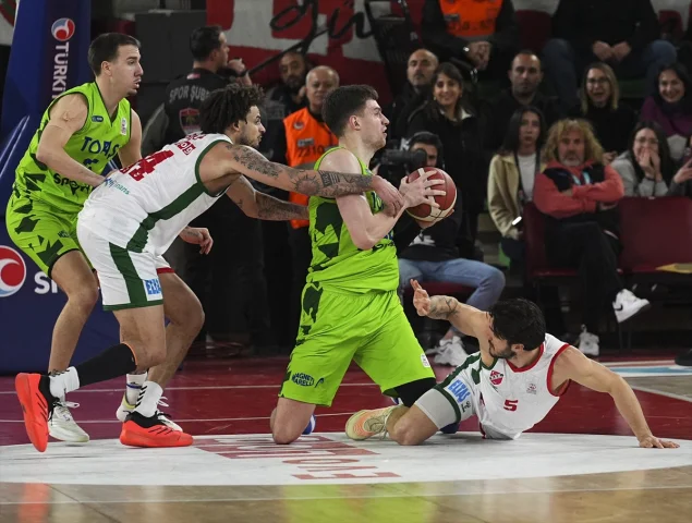 Karşıyaka ve TOFAŞ Arasında Nefes Kesen Basketbol Karşılaşması