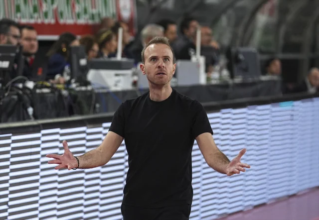 Karşıyaka ve TOFAŞ Arasında Nefes Kesen Basketbol Karşılaşması