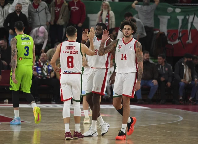 Karşıyaka ve TOFAŞ Arasında Nefes Kesen Basketbol Karşılaşması