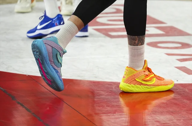 Karşıyaka ve TOFAŞ Arasında Nefes Kesen Basketbol Karşılaşması