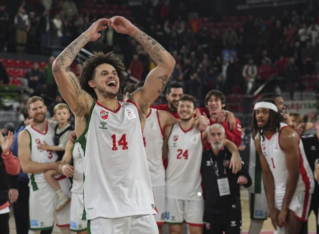 Karşıyaka ve TOFAŞ Arasında Nefes Kesen Basketbol Karşılaşması