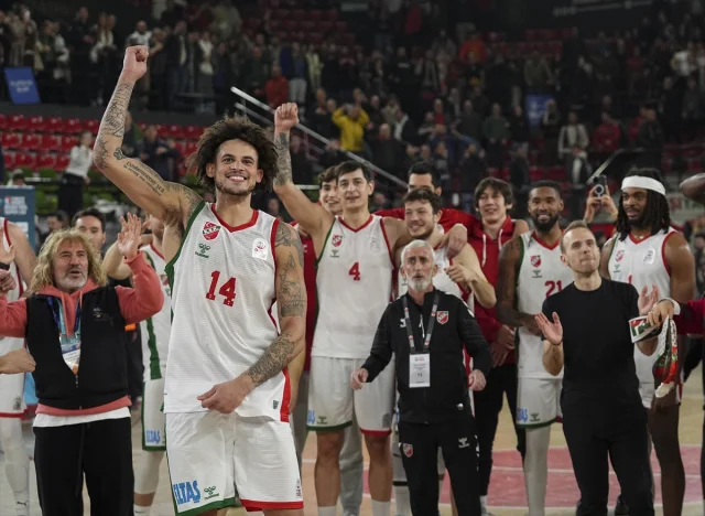 Karşıyaka ve TOFAŞ Arasında Nefes Kesen Basketbol Karşılaşması