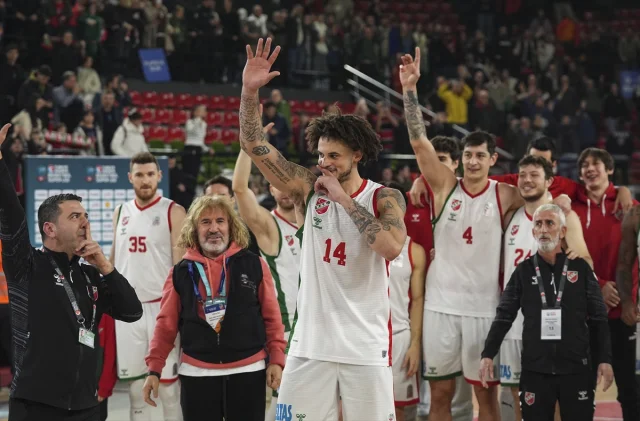 Karşıyaka ve TOFAŞ Arasında Nefes Kesen Basketbol Karşılaşması