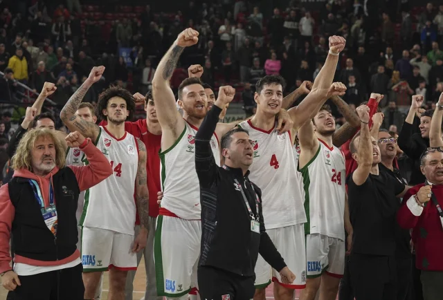 Karşıyaka ve TOFAŞ Arasında Nefes Kesen Basketbol Karşılaşması