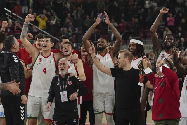 Karşıyaka ve TOFAŞ Arasında Nefes Kesen Basketbol Karşılaşması