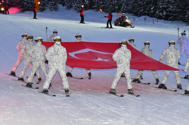 Sarıkamış'ta meşaleli kayak gösterisi izleyenleri büyüledi