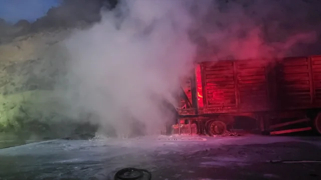 Kütahya'da hareket halindeki tırda çıkan yangın korkuttu