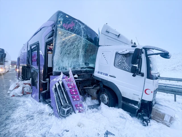 Kars'taki kazada 9 yolcu yaralandı yoldaşlarda stres artıyor