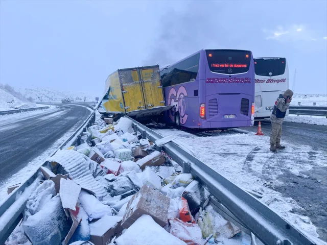 Kars'taki kazada 9 yolcu yaralandı yoldaşlarda stres artıyor