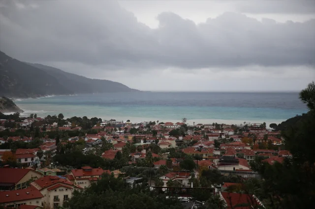 Ölüdeniz'in rengi değişti: Sağanak sonrası şaşırtan manzara