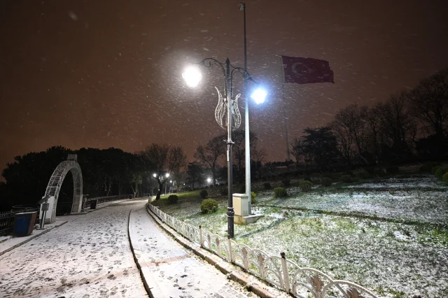 İstanbul'da beklenen kar yağışı sonunda başladı şehir beyaza büründü