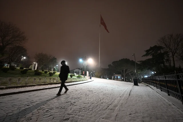 İstanbul'da beklenen kar yağışı sonunda başladı şehir beyaza büründü