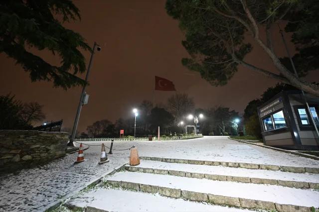İstanbul'da beklenen kar yağışı sonunda başladı şehir beyaza büründü