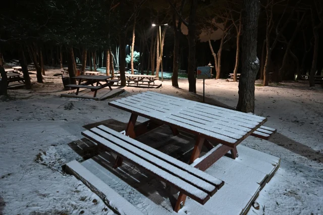 İstanbul'da beklenen kar yağışı sonunda başladı şehir beyaza büründü