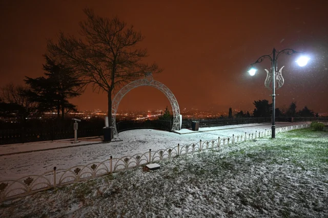 İstanbul'da beklenen kar yağışı sonunda başladı şehir beyaza büründü