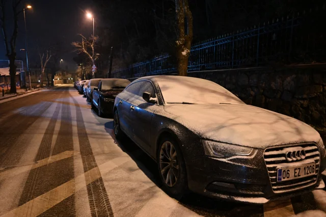 İstanbul'da beklenen kar yağışı sonunda başladı şehir beyaza büründü
