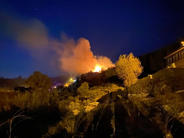 Antalya'da Çıkan Orman Yangını Kontrol Altına Alınmaya Çalışılıyor