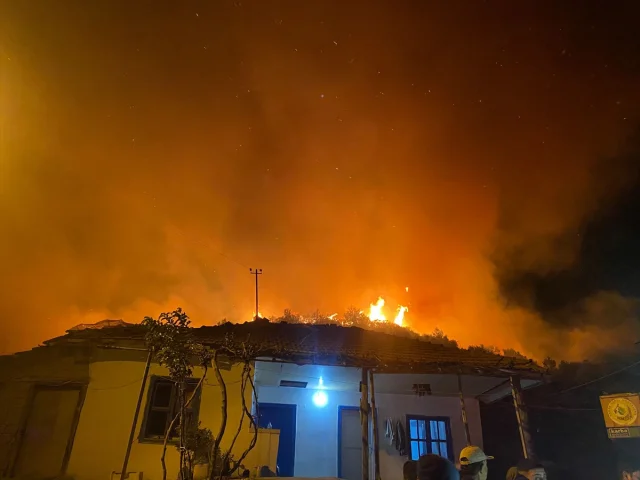 Antalya'da Çıkan Orman Yangını Kontrol Altına Alınmaya Çalışılıyor