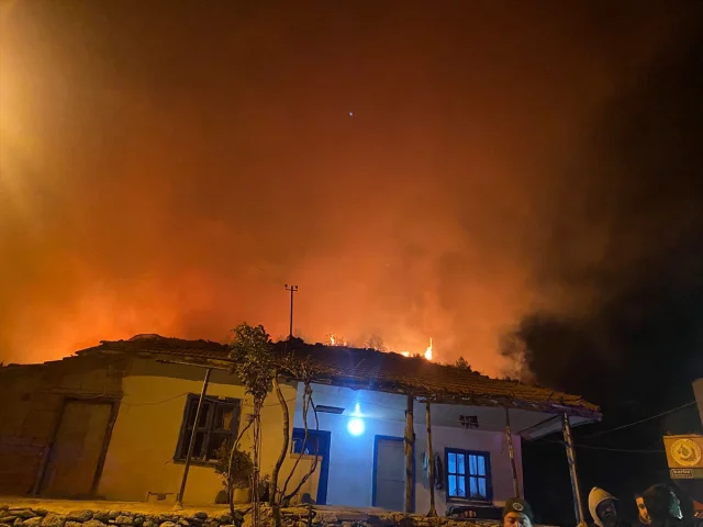 Antalya'da Çıkan Orman Yangını Kontrol Altına Alınmaya Çalışılıyor