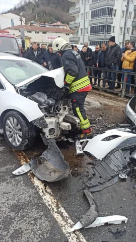Perşembe'de Korkunç Kaza 1 Ölü, 4 Yaralı Var