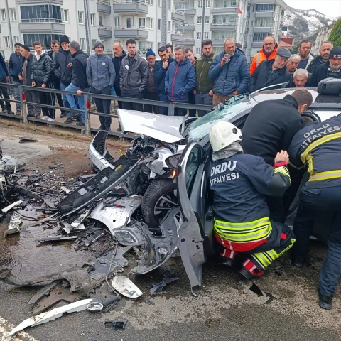 Perşembe'de Korkunç Kaza 1 Ölü, 4 Yaralı Var