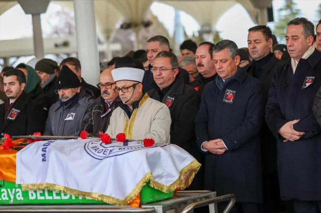 CHP Lideri Özgür Özel, Özbilgin'in Anısını Yaşatan Cenazeye Katıldı