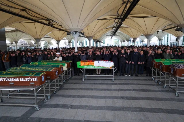 CHP Lideri Özgür Özel, Özbilgin'in Anısını Yaşatan Cenazeye Katıldı