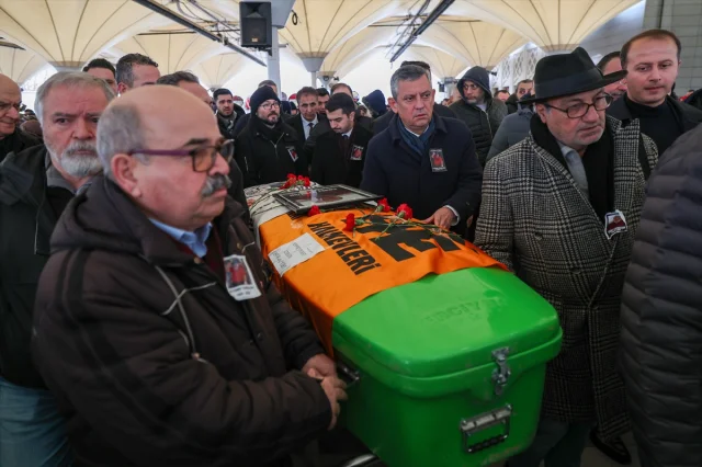 CHP Lideri Özgür Özel, Özbilgin'in Anısını Yaşatan Cenazeye Katıldı