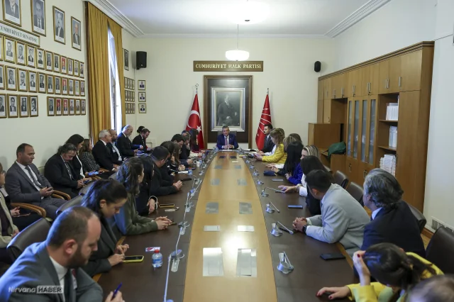 Özgür Özel, TBMM'de gazetecilerle: Bu rüzgarın karşısında kimse duramaz