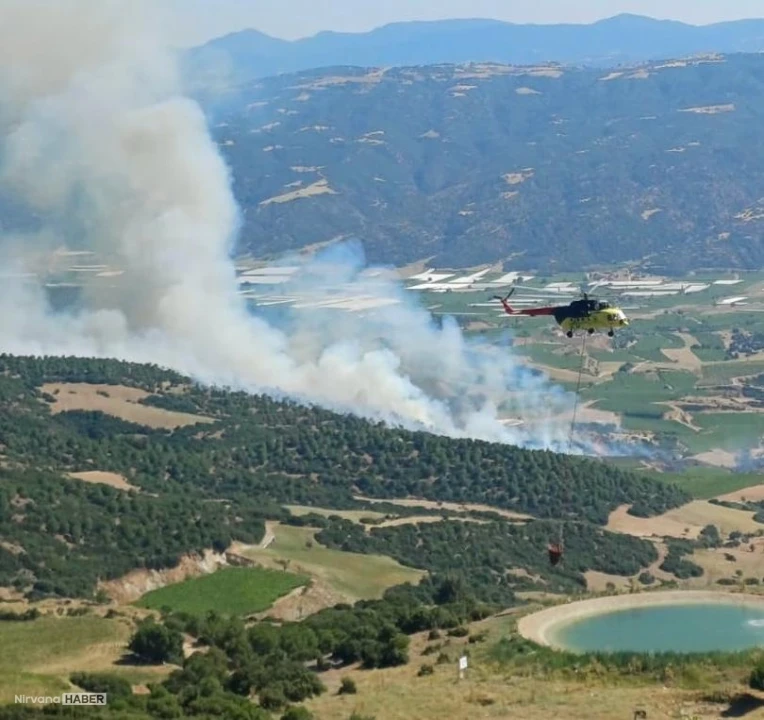 Manisa'nın Sarıgöl ilçesinde çıkan orman yangını havadan müdahaleyle kontrol altına alındı