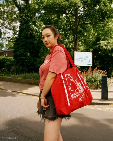 Arsenal'in şampiyonluk kutlamalarında taraftarların stil ve moda yarışı